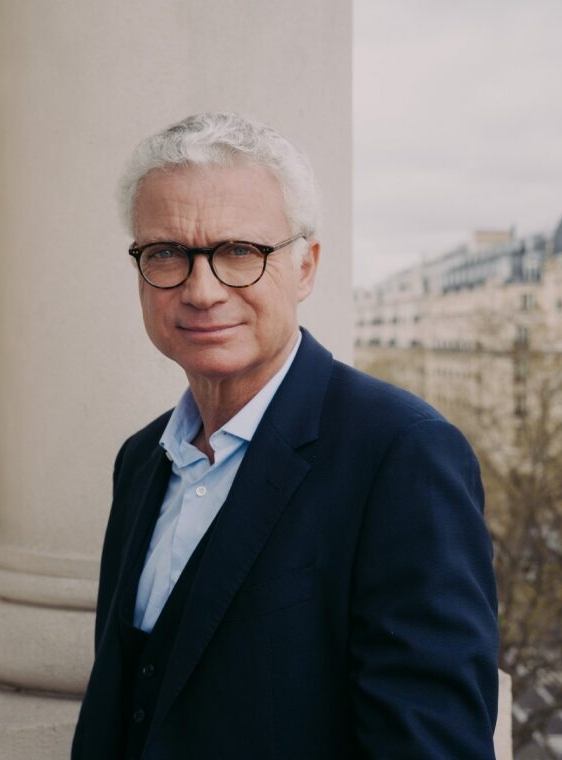 Homme souriant en costume avec des lunettes