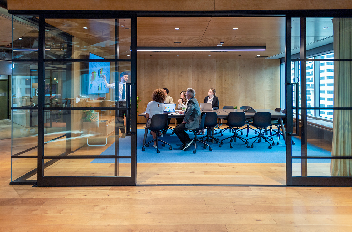 Salle de réunion avec une équipe à l'intérieur