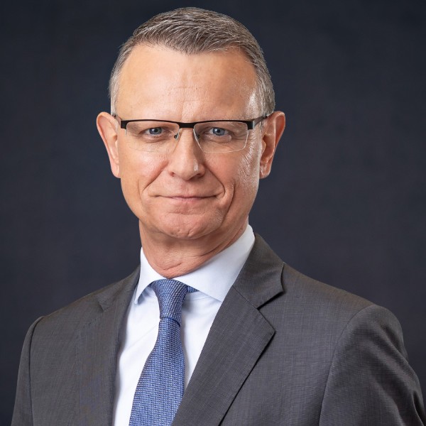 Homme souriant avec un costume et des lunettes