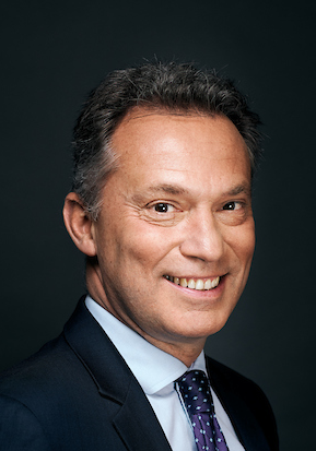 Homme souriant en costume 