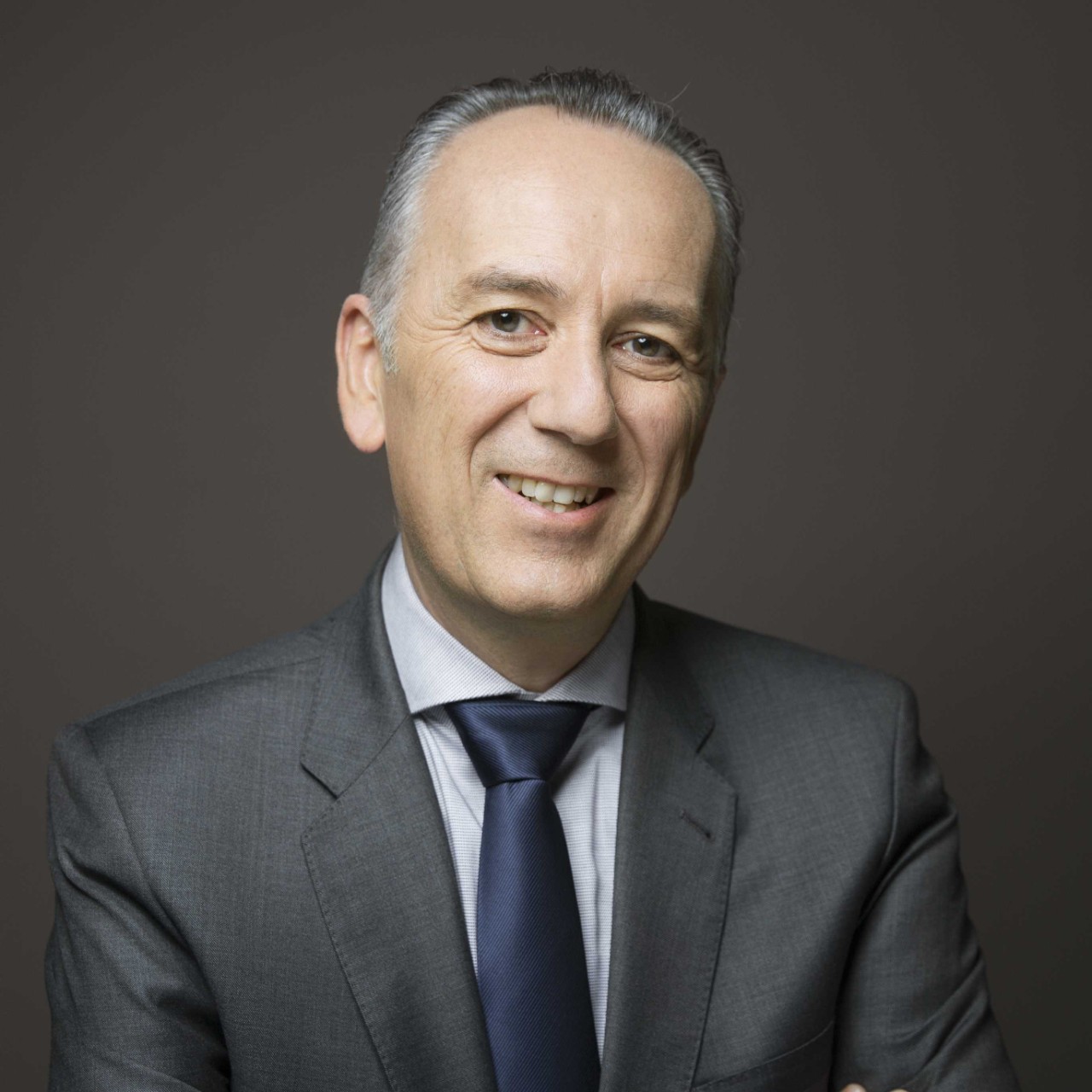 Homme souriant avec un costume