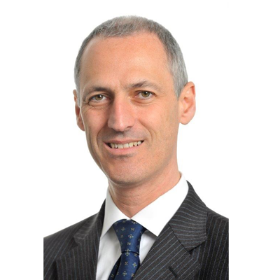 Homme souriant en costume