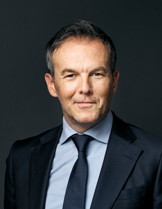 Homme souriant en costume