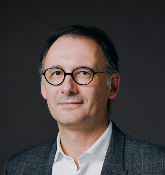 Homme souriant avec des lunettes