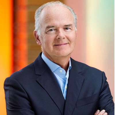 Homme souriant en costume