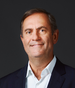 Homme en costume souriant