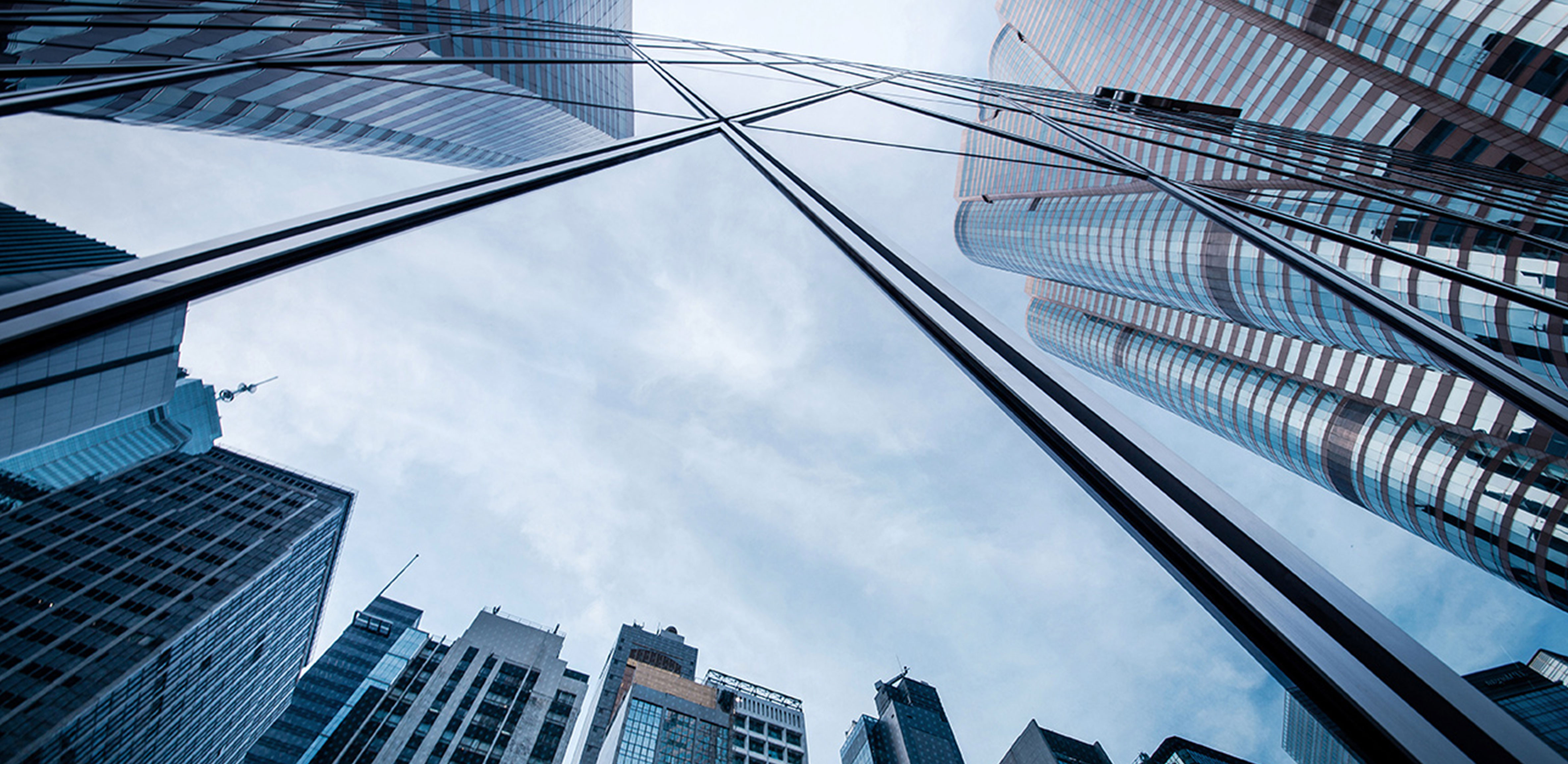 Une femme souriante habillée en tailleur blanc