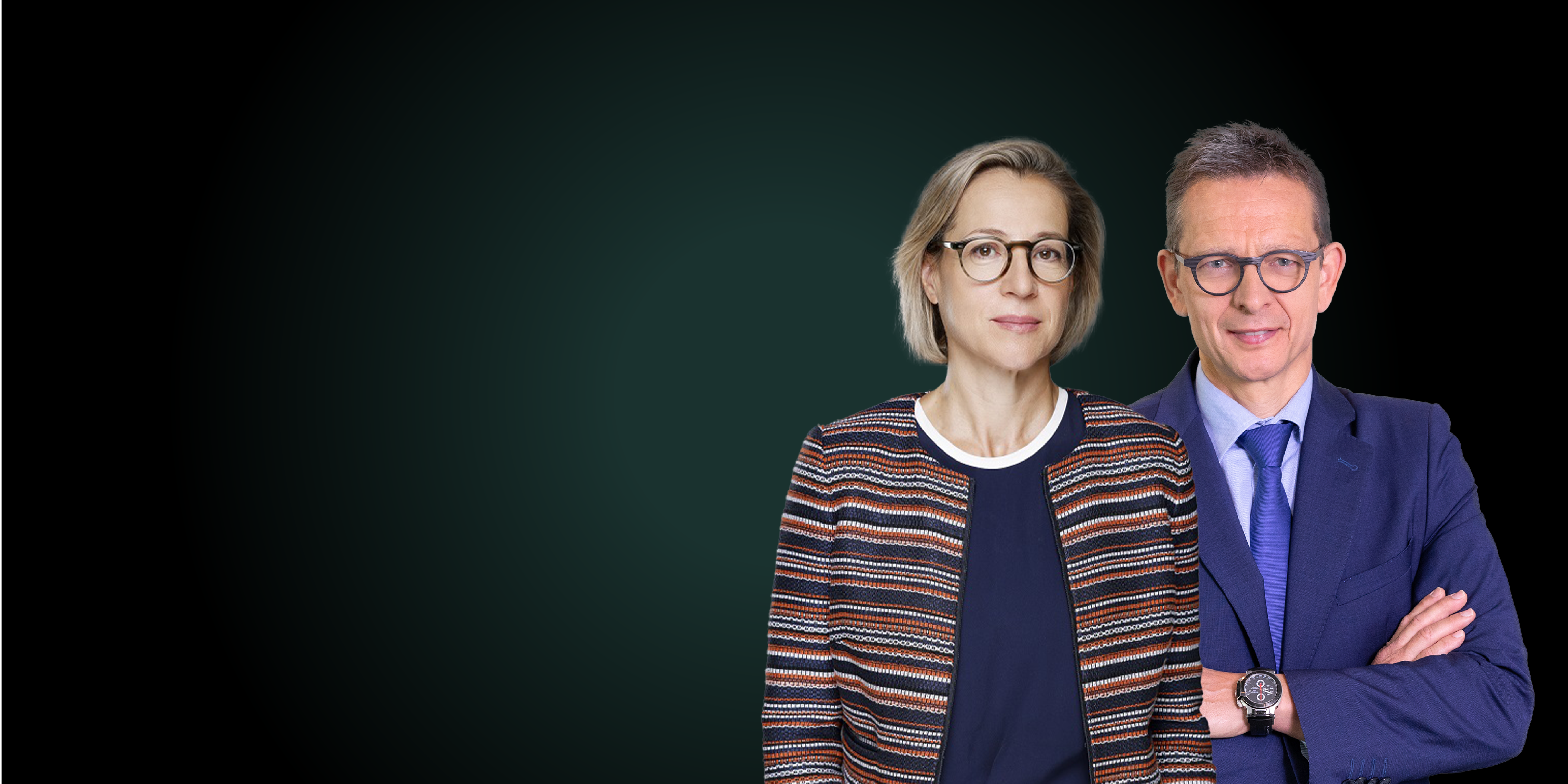 Une femme souriante, portant des lunettes avec un homme souriant habillé en costume portant des lunettes