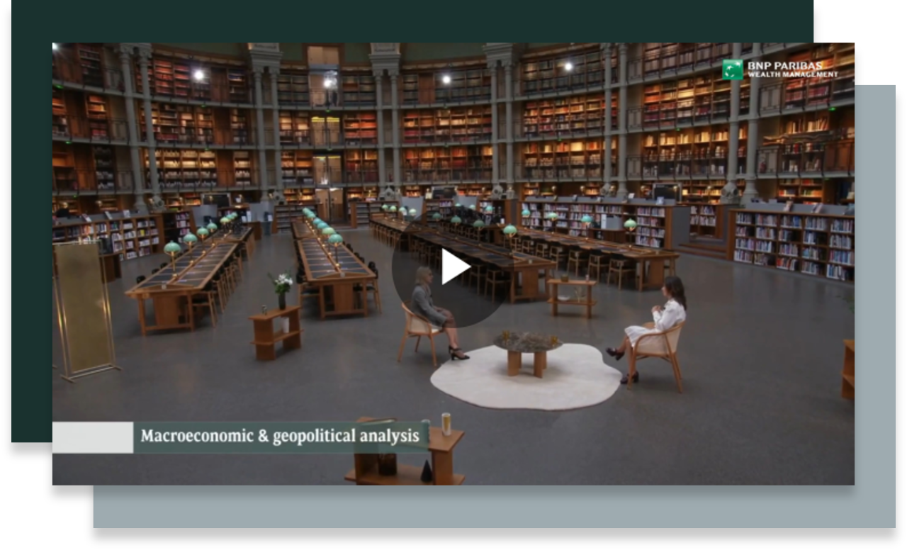two women in chairs, at the middle of the Bibliothèque Nationale de France, they're discussing