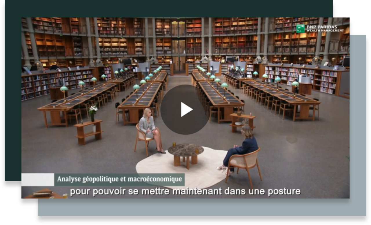 Deux femmes assises face à face et discutant au milieu de la Bibliothèque Nationale de France