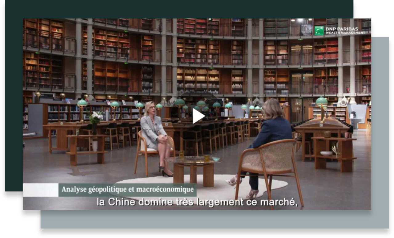 Deux femmes assises face à face et discutant au milieu de la Bibliothèque Nationale de France